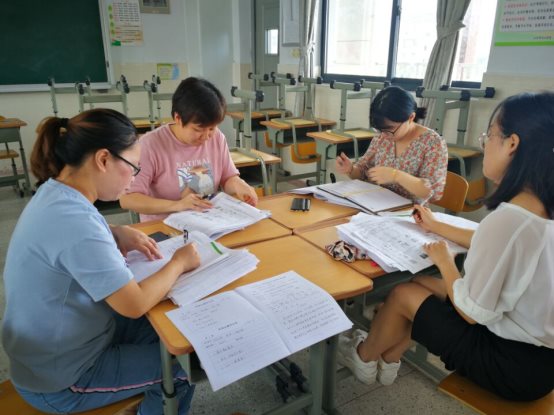 图片包含 游戏机, 桌子, 房间, 图书馆&#xA;&#xA;描述已自动生成