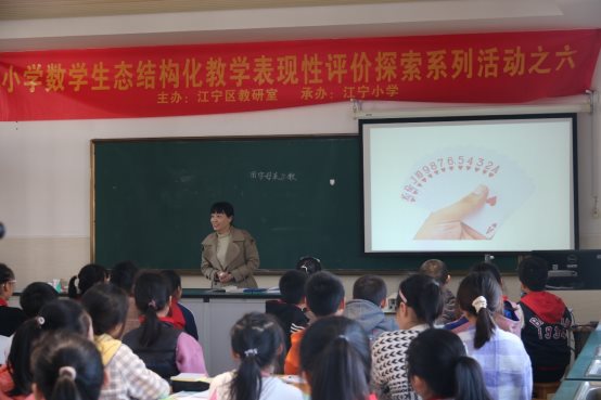 一群人在台上演讲&#xA;&#xA;描述已自动生成