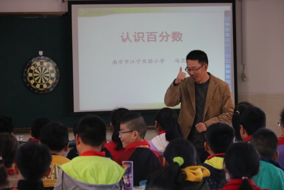 一群人正在听演讲&#xA;&#xA;描述已自动生成